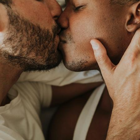 Casal gay se beijando - Getty Images/iStockphoto