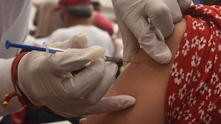 O percentual de vacinados no Brasil caminha a passos lentos, com apenas 4% da população imunizada com a primeira dose - Getty Images/BBC News Brasil