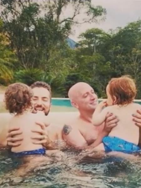 Thales e Paulo Gustavo tiveram dois filhos juntos, os gêmeos Gael e Romeu, de 2 anos Thales e Paulo Gustavo tiveram dois filhos juntos, os gêmeos Gael e Romeu, de 2 anos