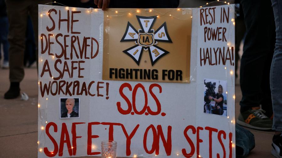 Cartaz cobra segurança em sets de filmagem durante homenagem à Halyna Hutchins, que morreu após disparo acidental de Alec Baldwin - Kevin Mohatt/ Reuters