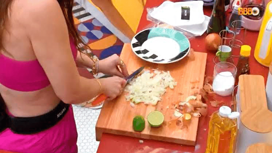 Aprenda jeito certo de cortar a cebola -- e não é como fez Naiara Azevedo - Reprodução/TV Globo