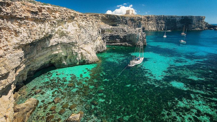 Pequena ilha em Malta com apenas dois habitantes é paraíso de férias