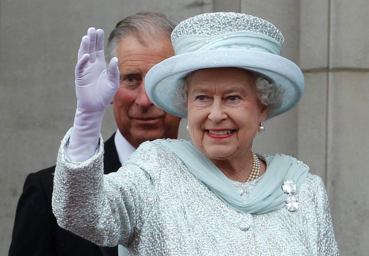 A rainha Elizabeth 2ª, com os famosos diamantes em broche, durante a celebração de seu Jubileu de Diamante em 2012 - Stefan Wermuth/PA/Divulgação Buckingham Palace - Stefan Wermuth/PA/Divulgação Buckingham Palace