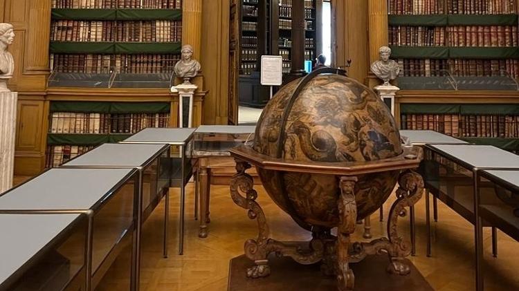 O globo da Biblioteca Mazarine mostra a posição das estrelas da hora do nascimento do Luís 15