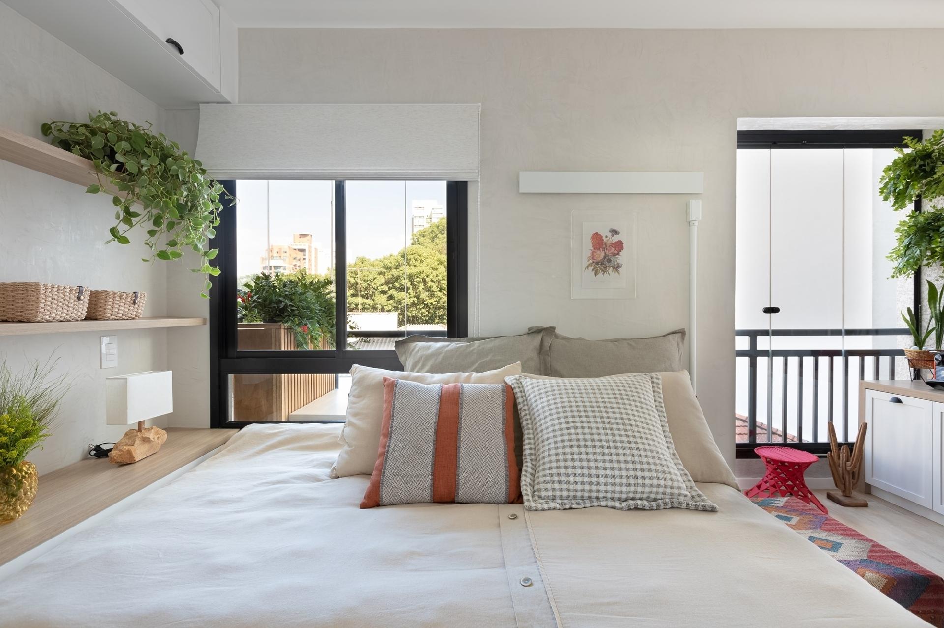 De dia a cama serve como sofá - e como o espaço é bem claro, parece ainda mais amplo. - Monica Assan/Divulgação