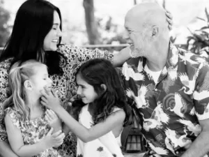 Bruce Willis surge em fotos ao lado da família após diagnóstico de demência