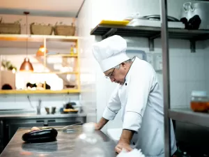 Pressão e suicídio: precisamos falar sobre a saúde mental na gastronomia