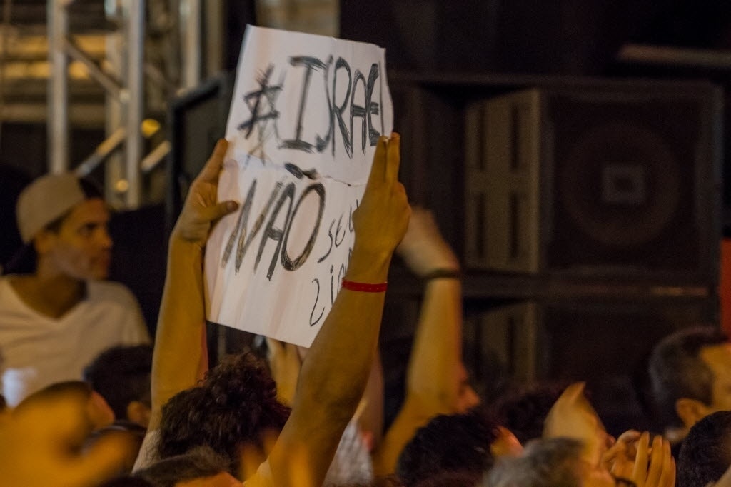 21.jun.2015 - Público protesta durante o show do músico Caetano Veloso, que encerrou a Virada Cultural, no palco Julio Prestes, em São Paulo. - Carla Carniel/Folhapress