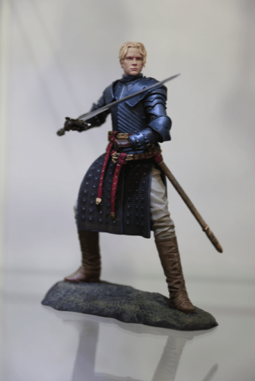 A cavaleira Brienne de Tarth, de "Game of Thrones", também tem sua versão em boneco apresentada no estade da Dark Horse na Comic-Con - Reprodução/Twitter oficial/@GameofThrones
