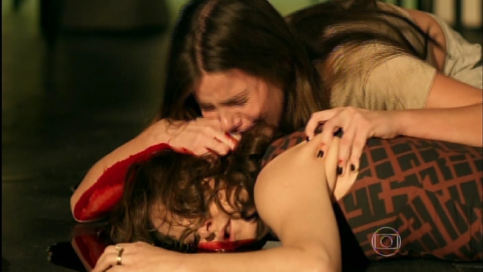 25.set.2015 - Angel chora ao ver a mãe morta - Reprodução /Globo