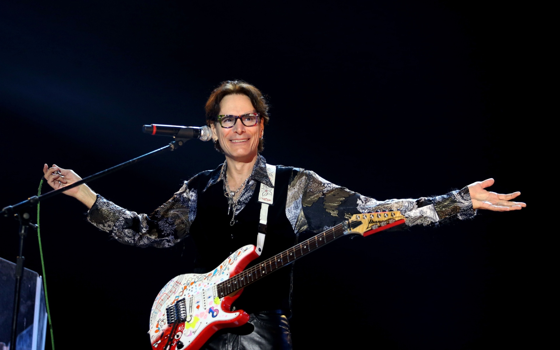 25.set.2015 - O guitarrista Steve Vai se apresenta com a Camerata Florianópolis, fechando o palco Sunset, durante o quinto dia do festival Rock in Rio 2015. - Fábio Motta/Estadão Conteúdo