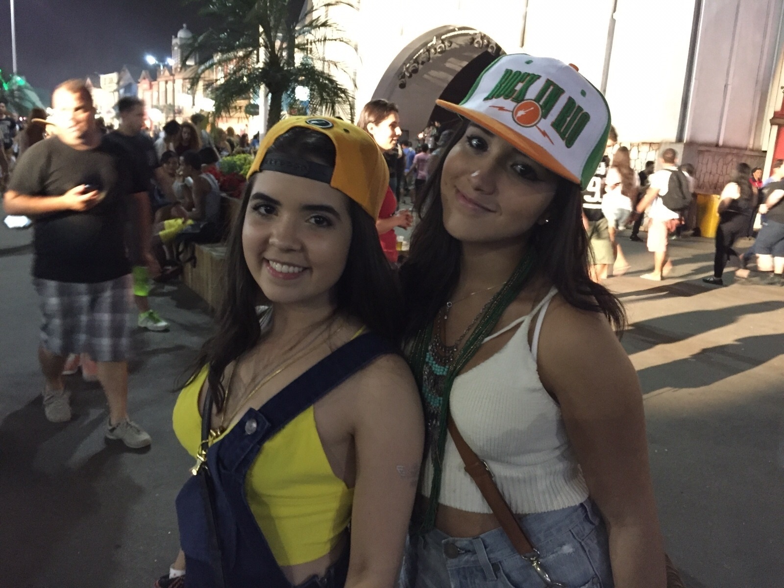 26.set.2015 - Cibelle Furtado e Beatriz Bastos no sexto dia do Rock in Rio 2015 - Felipe Cruz/UOL