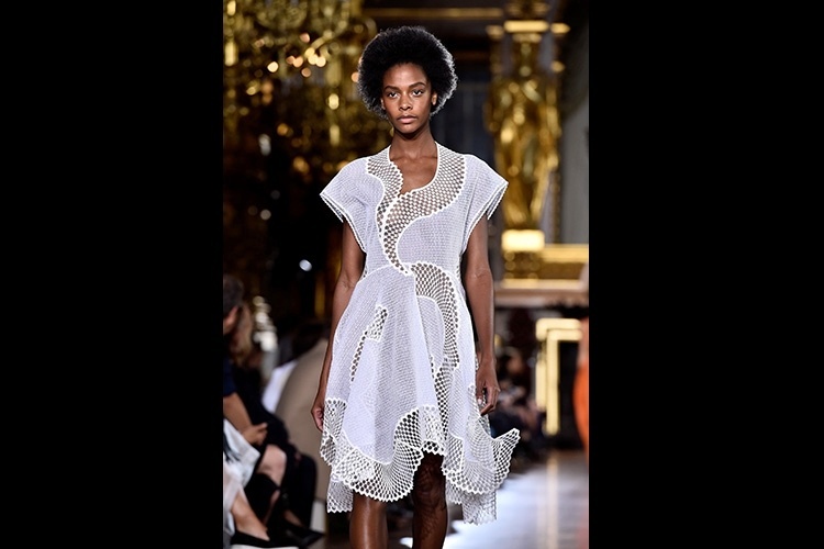 Vestido branco Stella McCartney na Semana de Moda de Paris - Getty Images
