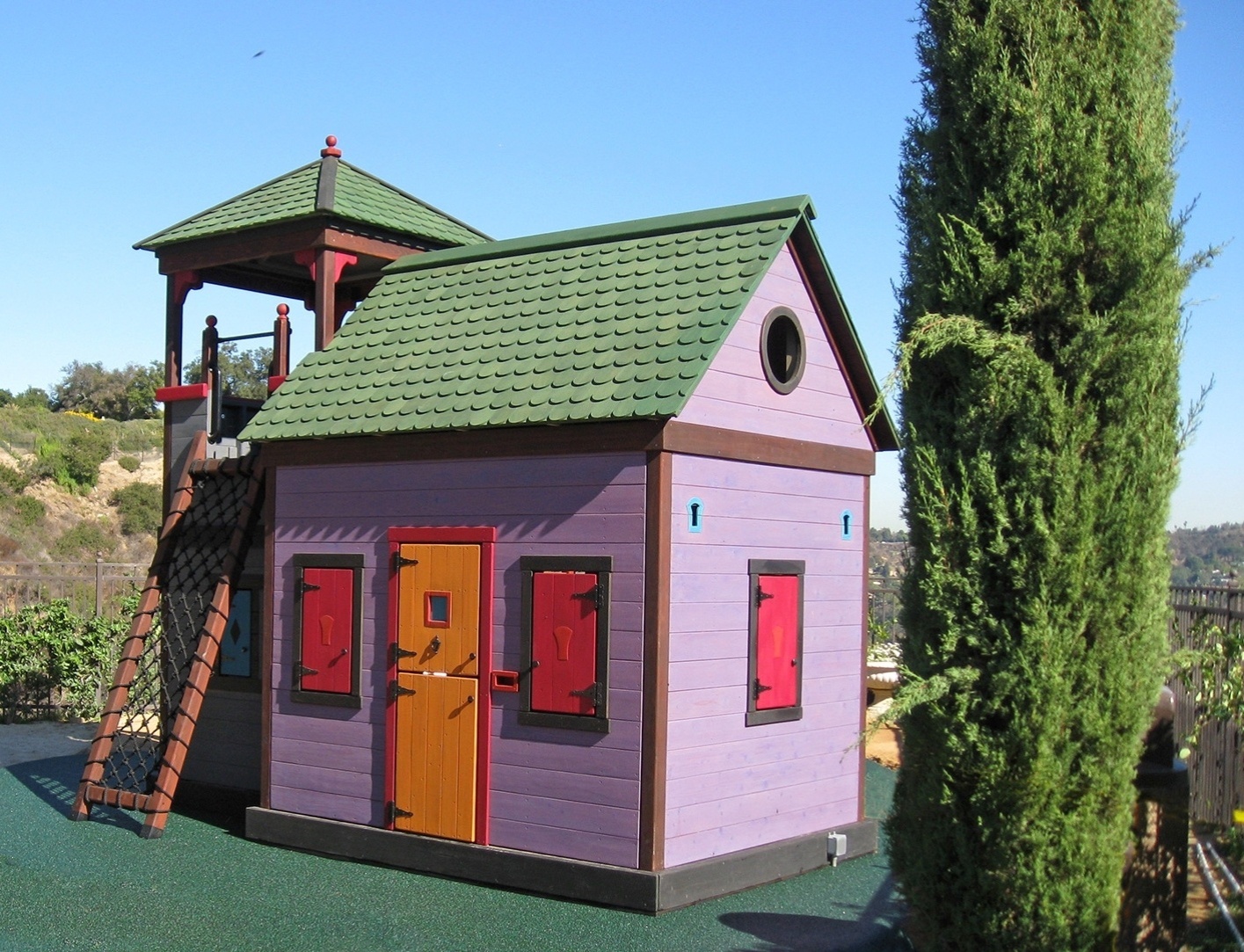 A casa de bonecas Hidden Treasure, desenhada pela norte-americana Barbara Butler (www.barbarabutler.com), tem um espaço adicional que qualquer criança vai curtir: uma torre de vigia acessada por uma rampa de cordas. A casinha mede 5,85 m² e custa US$ 49.700, o equivalente a R$ 193.665,99 I Valor referente à cotação do dia 27.10.2015 - Barbara Butler/ Divulgação