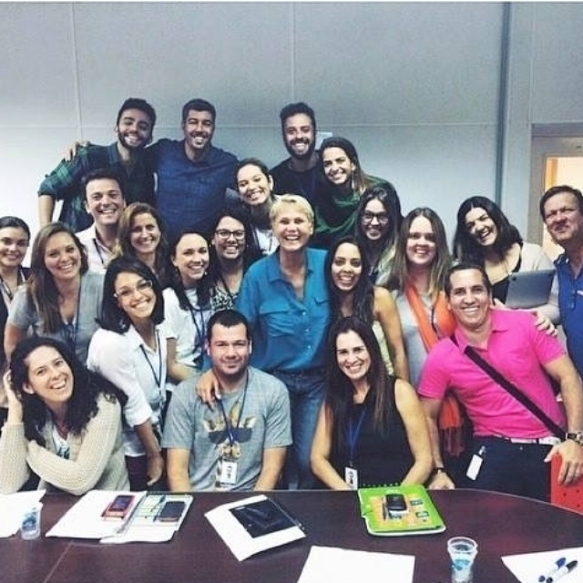 Xuxa posa com a equipe do seu programa, que conta com Felipe Atra, o Tomate [ no alto, à esqueda], como um dos produtores - Reprodução/Facebook