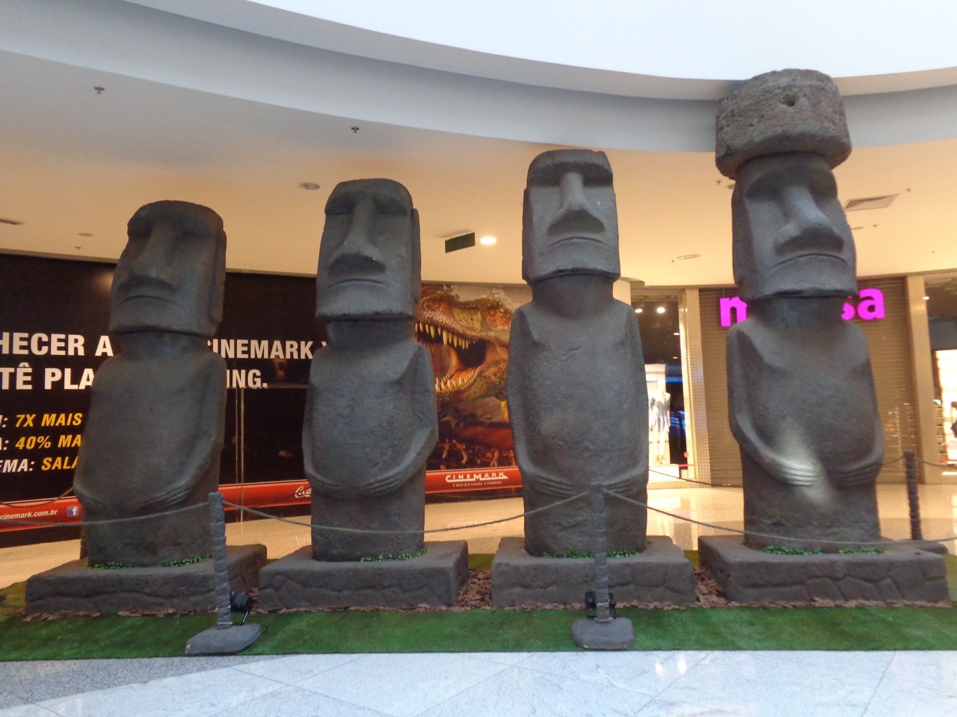 A exposição "Tesouros, Mitos e Mistérios das Américas" é a atração do Tietê Plaza Shopping para as férias das crianças, ficando em cartaz até dia 21 de fevereiro. Na mostra, é possível conhecer a história das civilizações que povoaram a América há milhares de anos e conferir réplicas de esculturas e objetos que representam as crenças e culturas desses povos. É gratuito. Onde: Marginal Tietê, entre pontes Piqueri e Anhanguera - av. Raimundo Pereira de Magalhães, 1465 - Divulgação