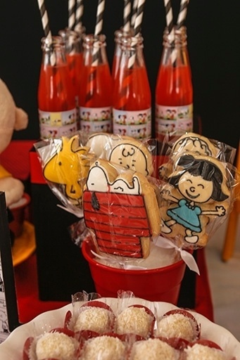 O clima retrô estava presente até mesmo nas garrafinhas de suco de morango. Os biscoitos decorados com os personagens, da Doce Maria - Ideias Personalizadas (www.facebook.com/DoceMariaIdeiasPersonalizadas), tinham acabamento de glacê real e davam um toque especial na decoração da festa. Os convidados também podiam se deliciar com os beijinhos de coco, da Sinhazinha (www.sinhazinha.com.br) - Divulgação