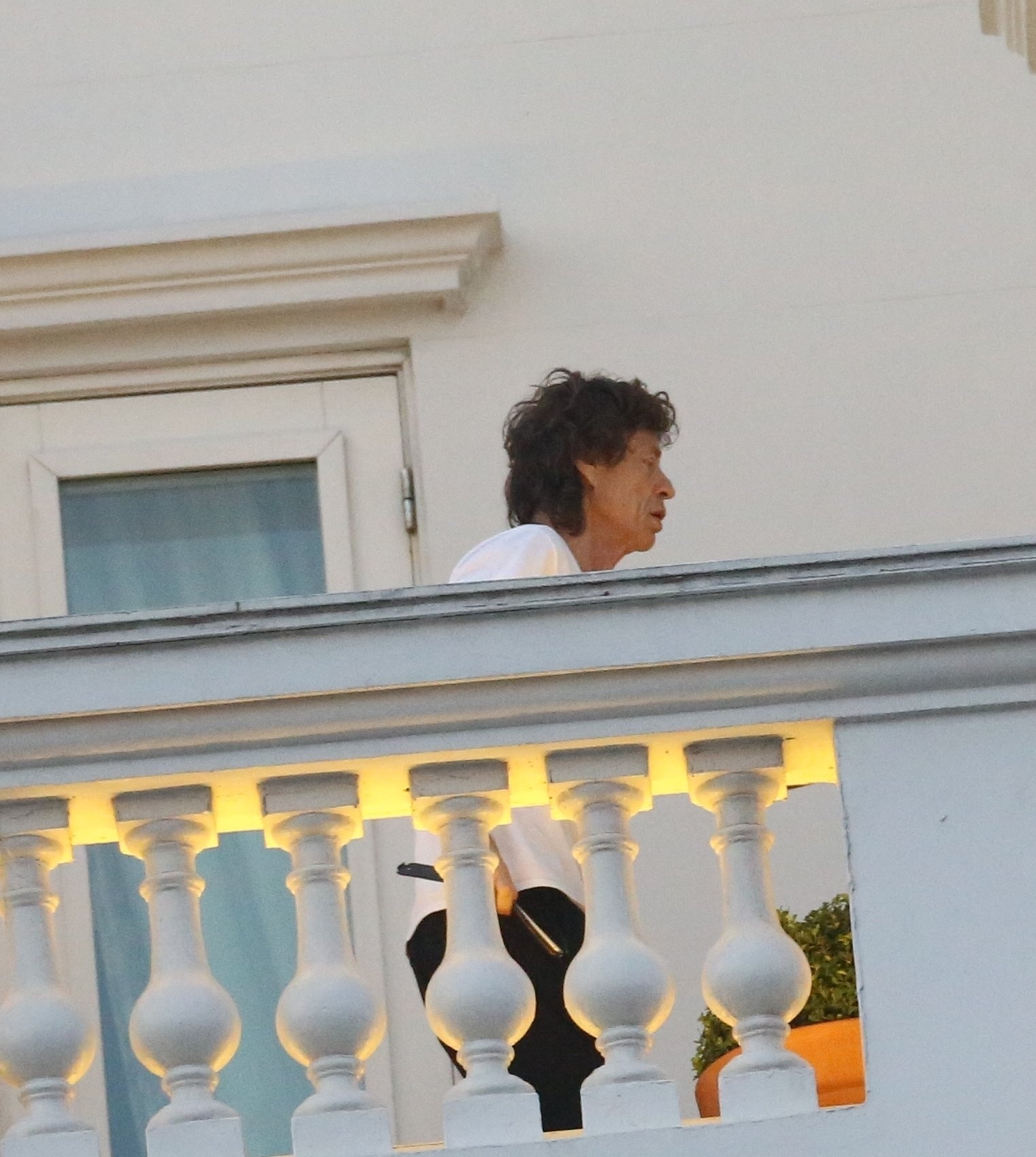 18.fev.2016 - Mick Jagger aparece rapidamente na sacada do Copacabana Palace - Felipe Assumpção/ AgNews