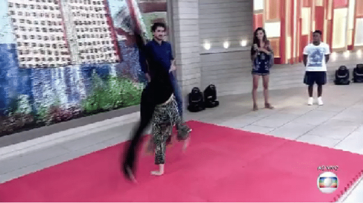 26.mai.2016 - Apresentadora substituta no "Encontro com Fátima Bernardes", da Globo, Ana Furtado deu uma pirueta (e com salto) durante o programa ao vivo, nesta quinta-feira (26) - Reprodução/TV Globo