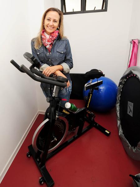 "No meu apartamento adaptei um antigo lavabo com 1,5 m x 2 m para acomodar bike de spinning, colchonete, overball e uma prancha de pilates", conta a arquiteta Ana Cristina Tavares - Junior Lago/ UOL - Junior Lago/ UOL