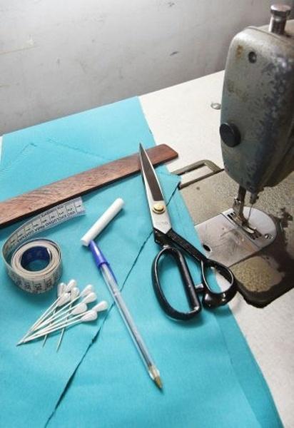 Material: tecido (sarja peletizada ou pré-lavada) 2 m x 1,6 m; régua de madeira; fita métrica; giz; tesoura; máquina de costura; linha; alfinetes; caneta - Aline Arruda/UOL