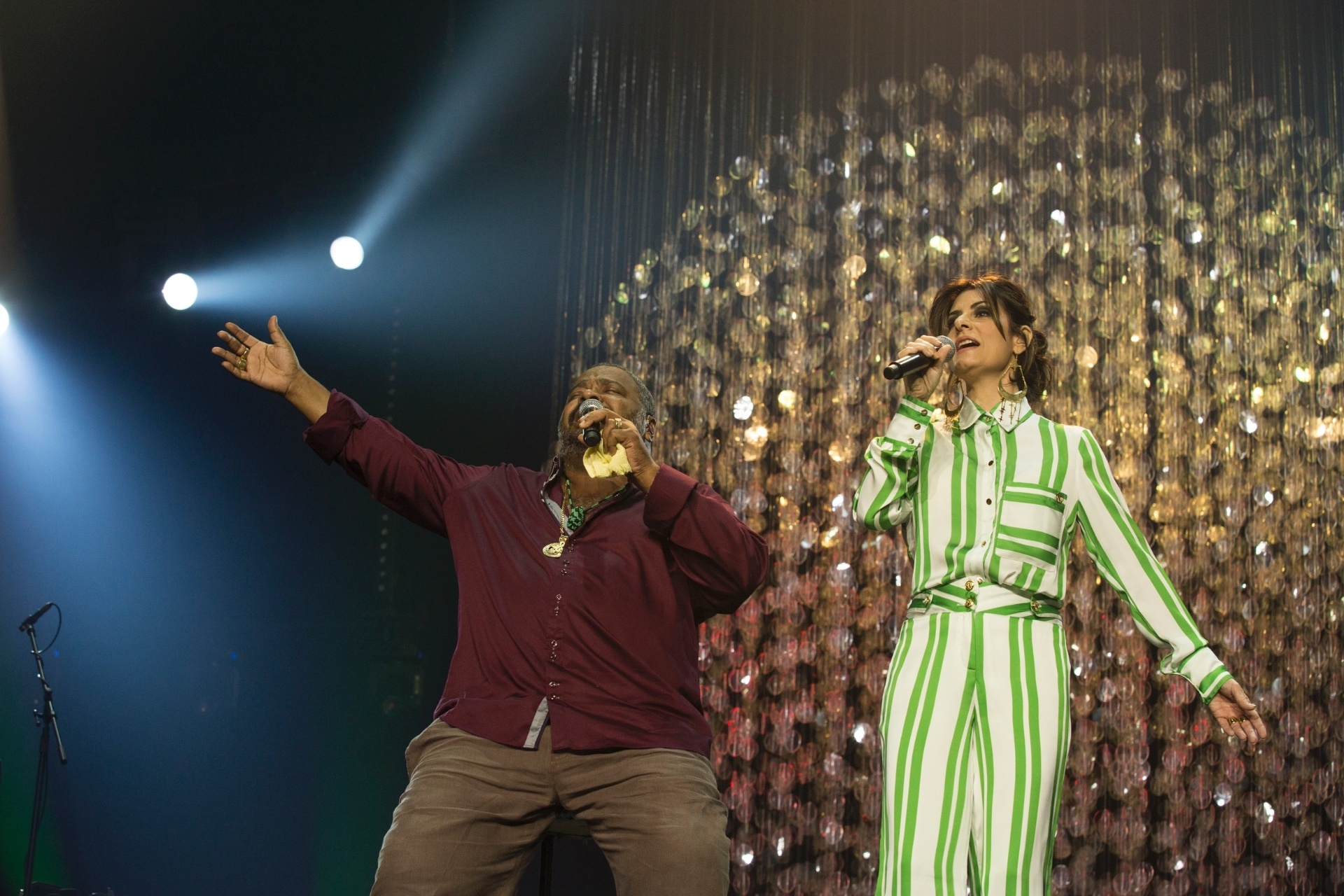 11.jul.2016 - "Aquarela Brasileira", de Silas de Oliveira, é interpretada por Arlindo Cruz e Fernanda Abreu no programa "Globo de Ouro Palco Viva" dedicado ao centenário do samba. O programa gravado em abril, na Cidade das Artes, no Rio de Janeiro, vai ao ar na noite de 11 de julho no Canal Viva - Marcelo Tabach
