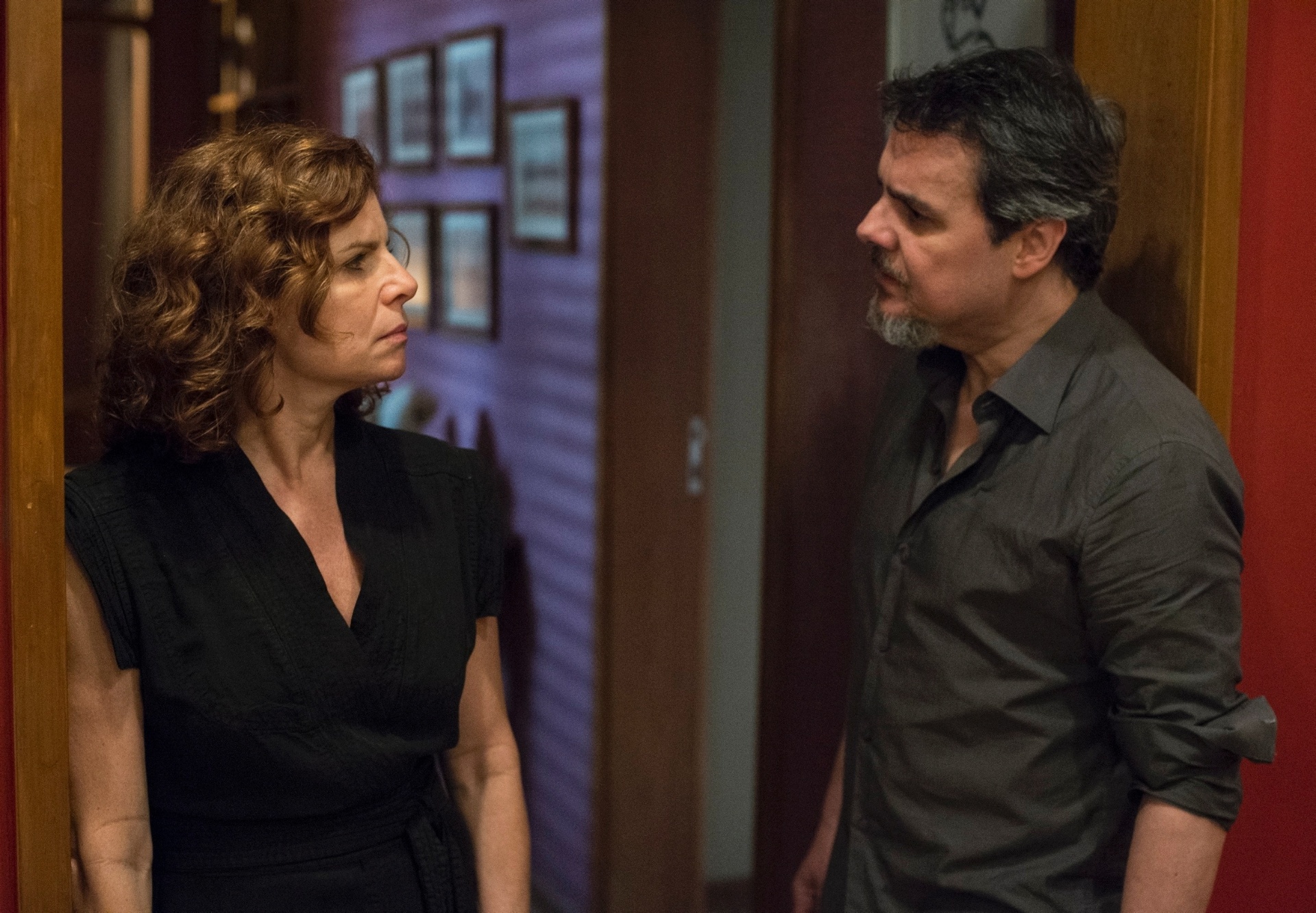 Débora Bloch intrerpreta a professora de Direito Elisa, que se relaciona com o reitor da faculdade Heitor, vivido por Cássio Gabus Mendes. Ela não consegue superar a morte da filha Isabela (Marina Ruy Barbosa), assassinada a tiros pelo então noivo Vicente (Jesuíta Barbosa), após flagrá-la nos braços do ex-namorado. Elisa deseja se vingar e fazer justiça com as próprias mãos - Estevam Avellar/Globo