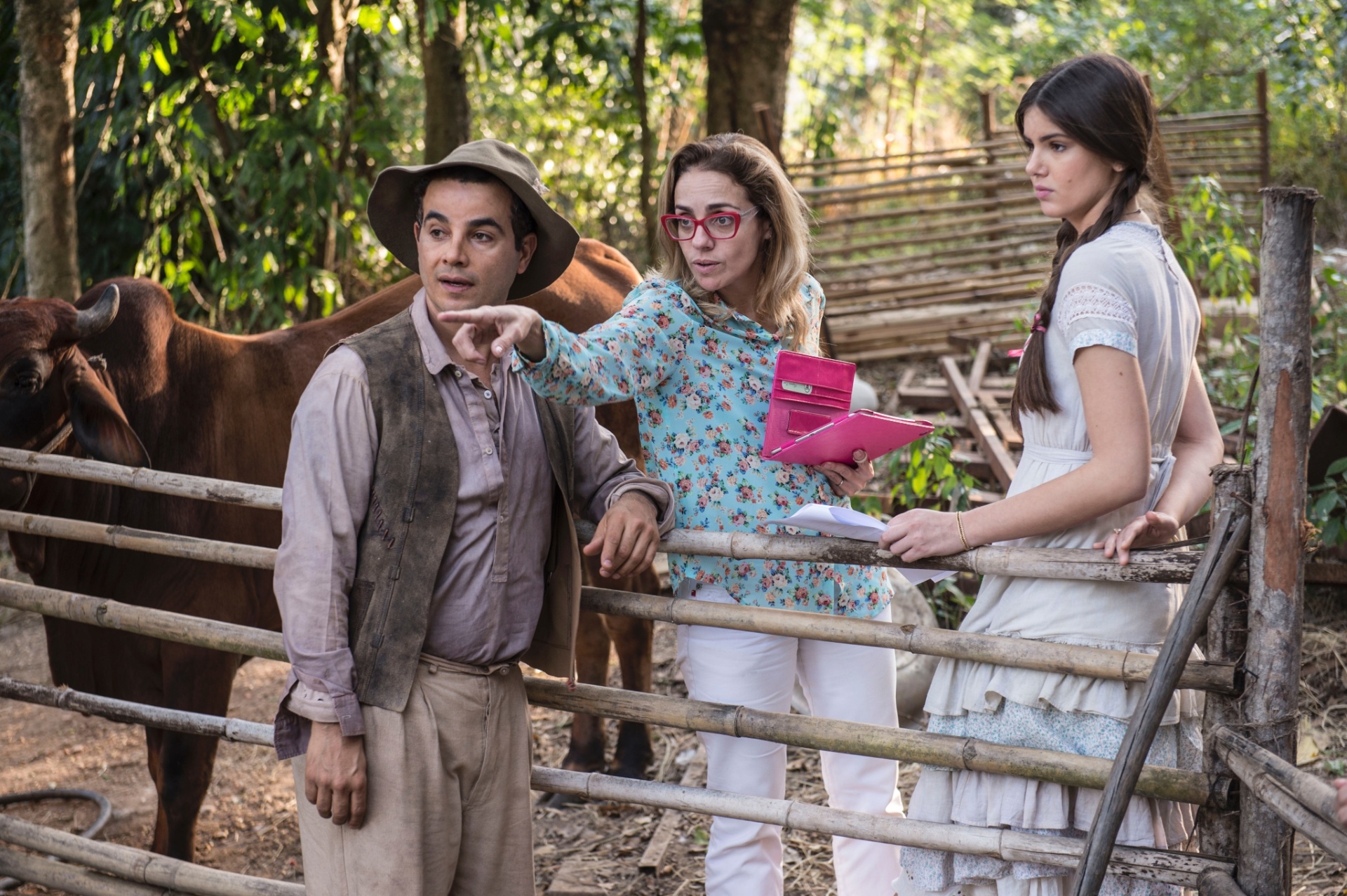 Jul.2016 - Cena da novela "Êta Mundo Bom". Ao saber que a cada dia o casamento de Mafalda e Romeu (Klebber Toledo) se aproxima, Zé dos Porcos (Anderson Di Rizzi) tenta convencer a sua amada a fugir com ele - Divulgação /Globo