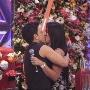 Zezé se declara e beija a namorada, Graciele Lacerda - Reprodução/TV Record