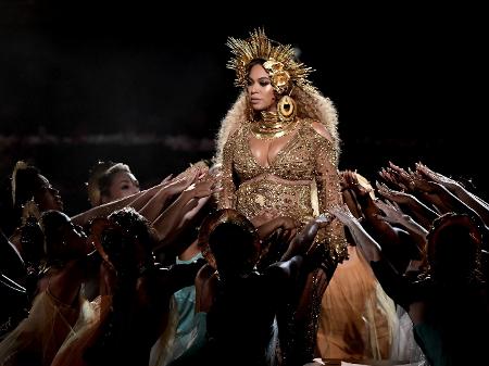 Beyoncé em apresentação icônica no Grammy Awards 2017, quando surgiu grávida dos gêmeos - Getty Images