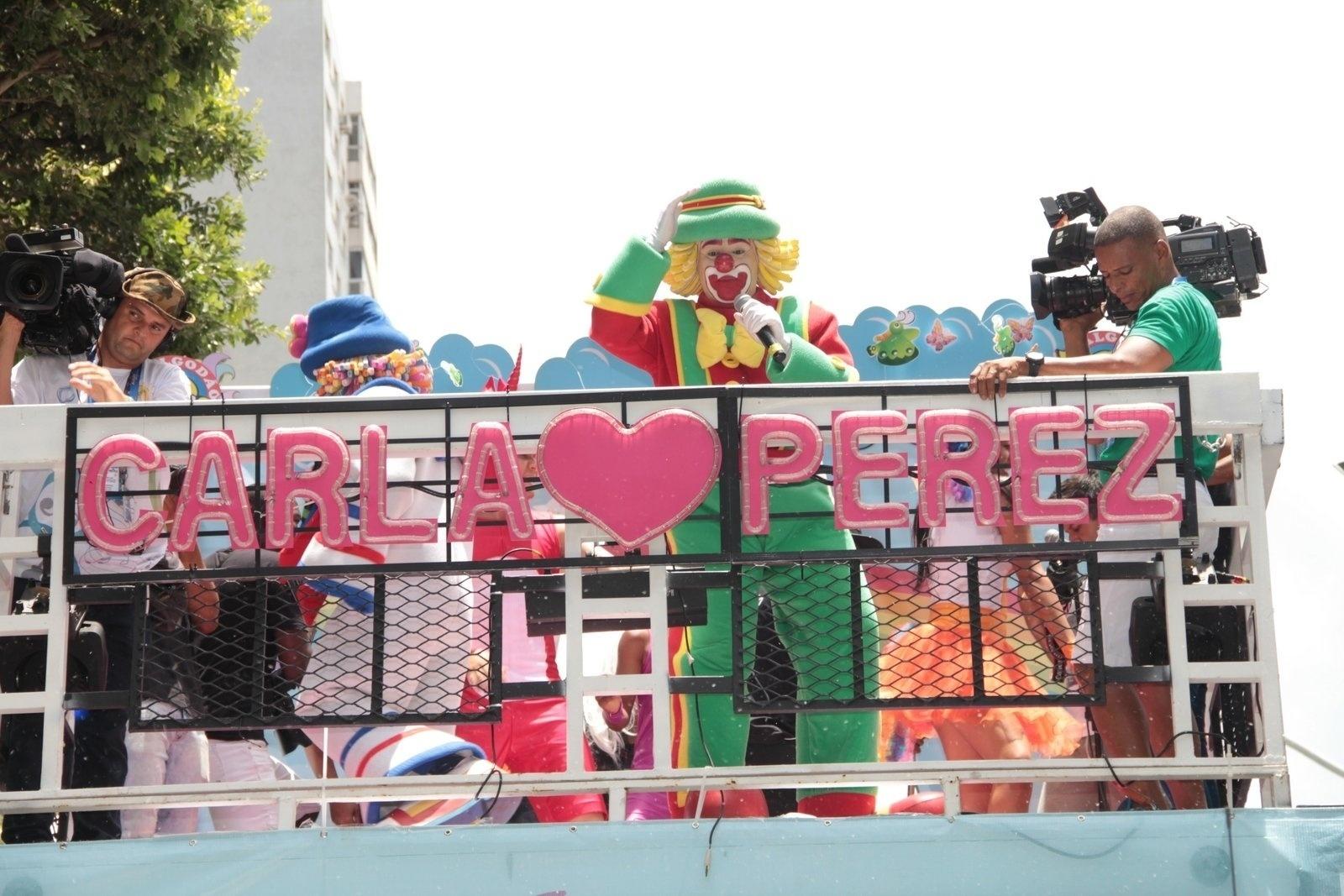 Os palhaços Patati e Patatá se apresentaram em cima do trio elétrico de Carla Perez, no circuito Campo Grande, em Salvador - JC Pereira e Webert Belicio/AgNews