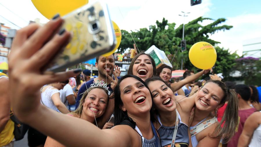 Foliões se divertem durante o bloco Se Te Pego, Não Te Largo, no bairro de Pinheiros, zona oeste de São Paulo, no Carnaval de 2017 - Ricardo Matsukawa/UOL