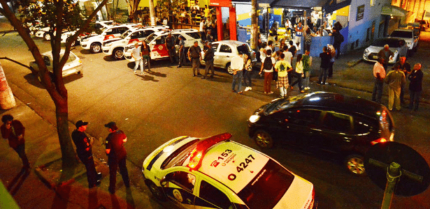 PM coíbe realização de pancadão em frente a bares próximos à PUC, em Perdizes, bairro nobre da zona oeste de SP  - Karime Xavier - 5.ago.2016/Folhapress