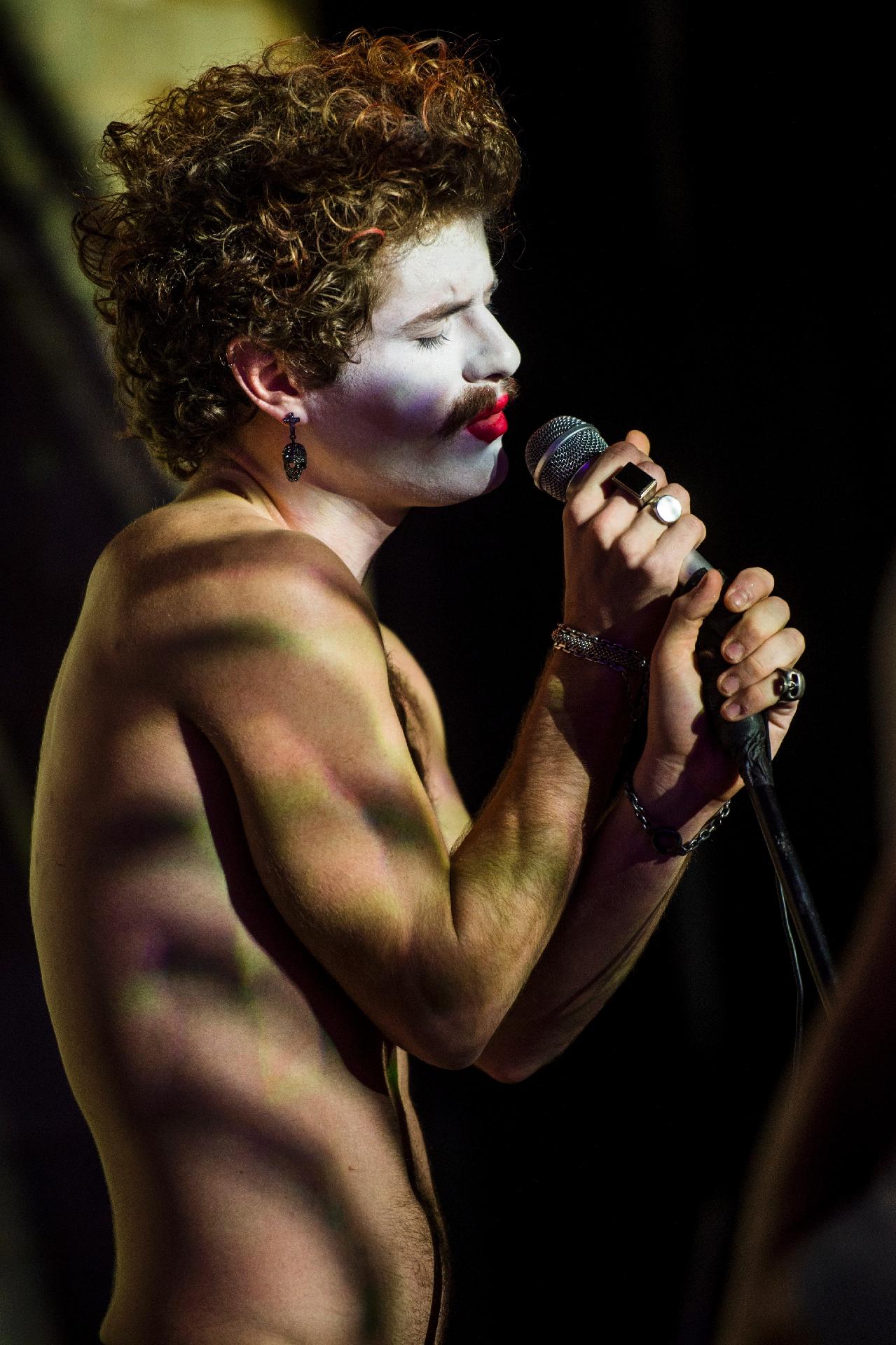 Leon (Mauricio Destri) faz performance numa boate em "Os Dias Eram Assim" - Mauricio Fidalgo/TV Globo