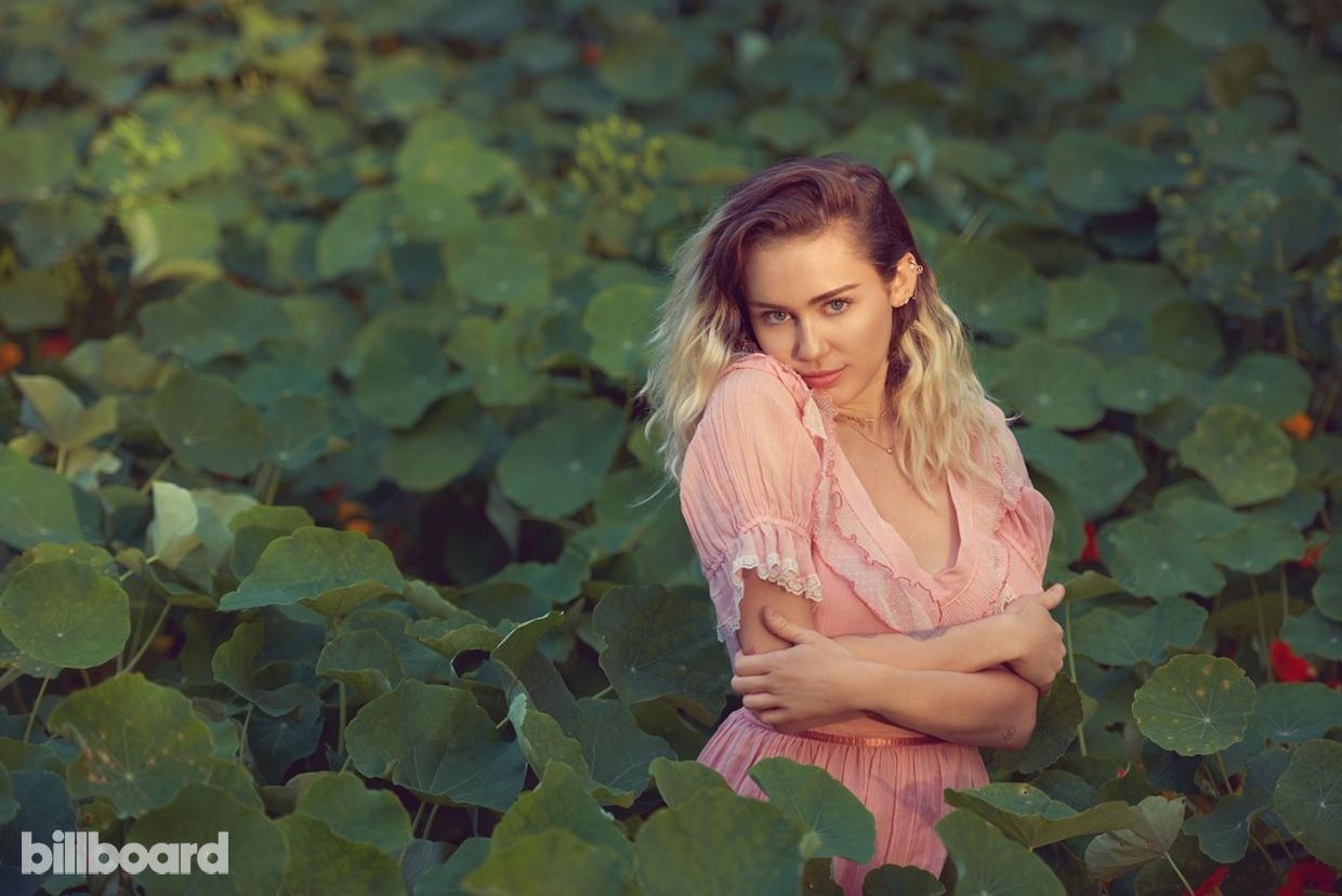 Miley Cyrus em ensaio para a revista Billboard, da qual estampa a capa de maio - Brian Bowen Smith/Billboard