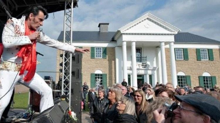 Imitador de Elvis na mansão de Memphis, na Dinamarca  - Getty Images - Getty Images