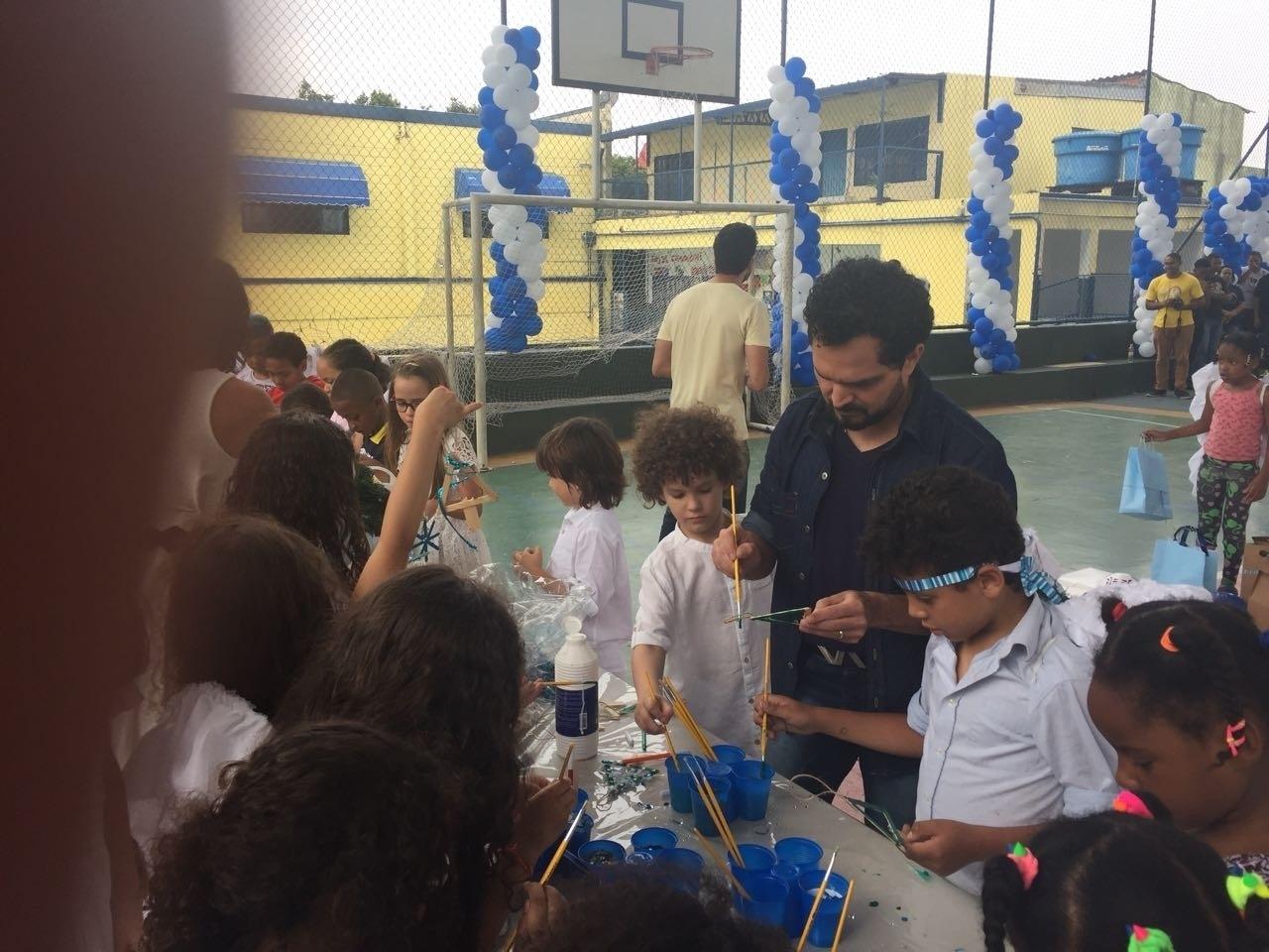 Luciano ajuda crianças da Casa de Zezinho produzir enfeites de Natal - Divulgação