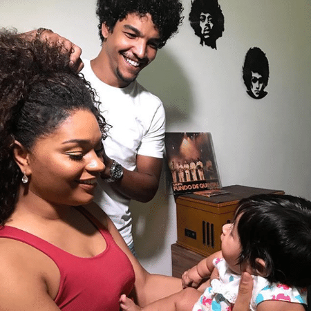 Juliana Alves com a filha, Yolanda, enquanto é maquiada por Titto Vidal - Reprodução/Instagram/julianaalvessm