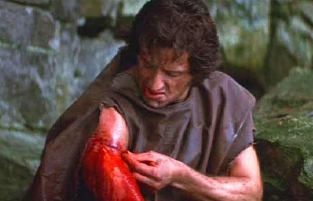 Sylvester Stallone em cena em "Rambo: Programado para Matar" (1982) - Reprodução