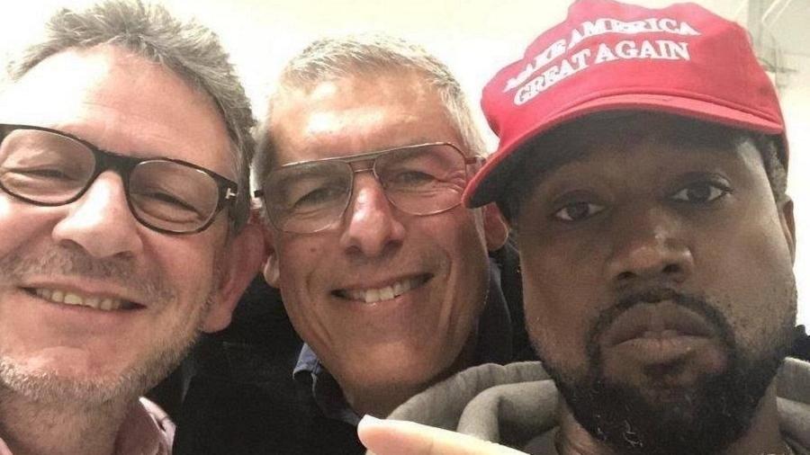 Usando boné da campanha de Trump, Kanye West posa com dois homens desconhecidos - Reprodução/Twitter