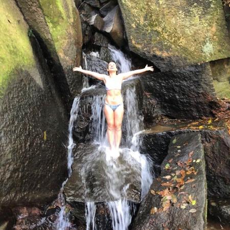 Bianca Bin toma banho de cachoeira - Reprodução/Instagram
