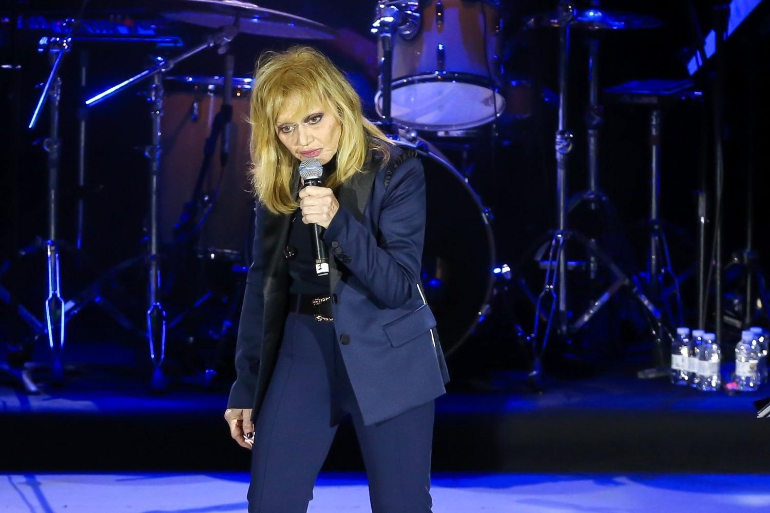 Cantora Rita Pavone passa mal e sai carregada do palco em show no Brasil - Manuela Scarpa/Brazil News