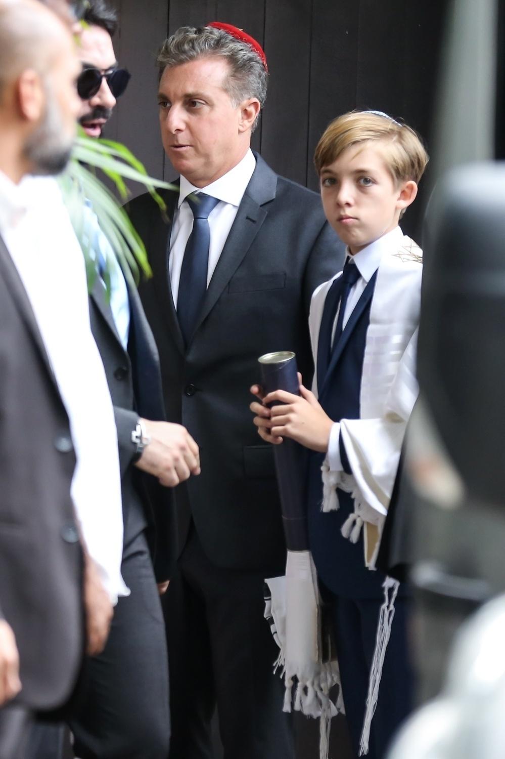 Joaquim chega na Sinagoga da Congregação Judaica do Brasil, na Barra da Tijuca, no Rio de Janeiro, ao lado do pai, o apresentador Luciano Huck - Roberto Filho/Brazil News