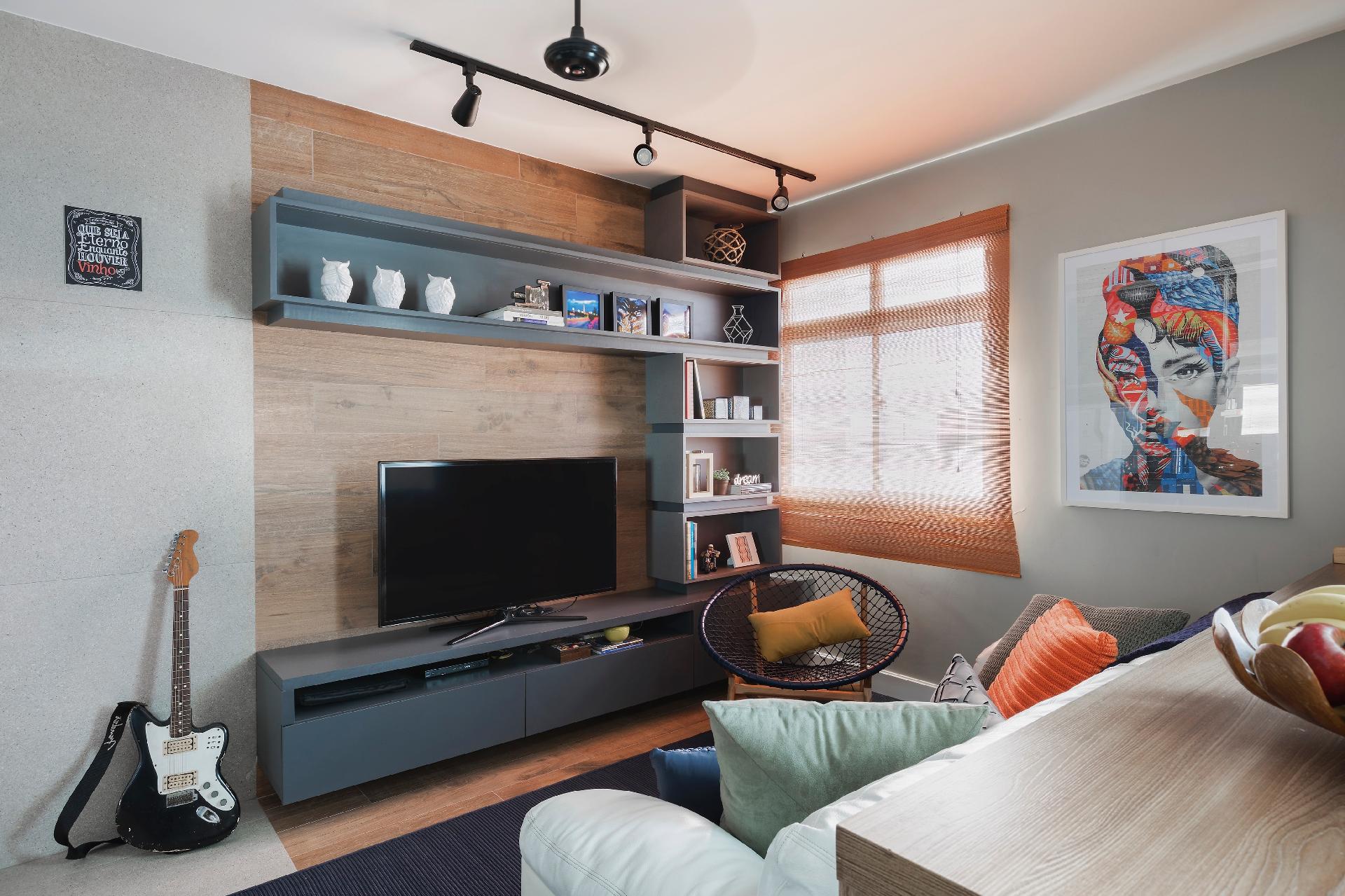 Por um visual mais leve, a estante da sala brinca com nichos, prateleiras e módulos fechados para esconder os equipamentos da TV - Rafael Renzo/Divulgação