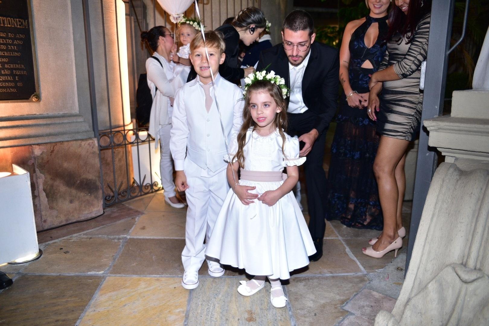 Davi Lucca, filho de Neymar e Carol Dantas, ao lado da daminha do casamento antes de entrar na igreja - Leo Franco/Ag.News