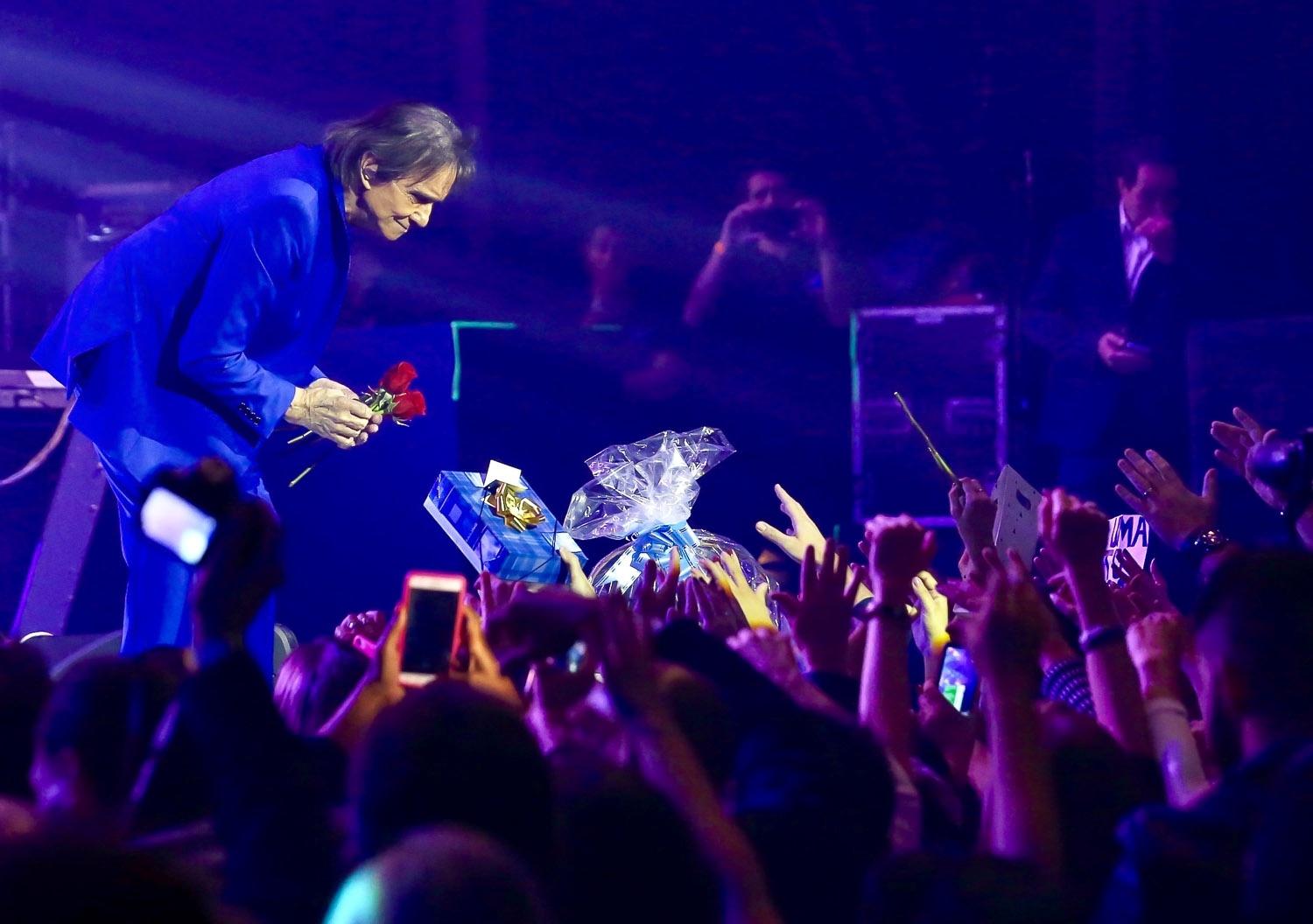 Ao final da apresentação, como de costume, Roberto Carlos jogou rosas para a plateia - Manuela Scarpa/Brazil News