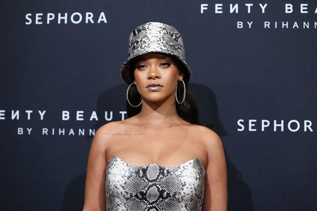 Bucket hat: tendência queridinha de Rihanna promete fazer cabeça de famosas - Getty Images