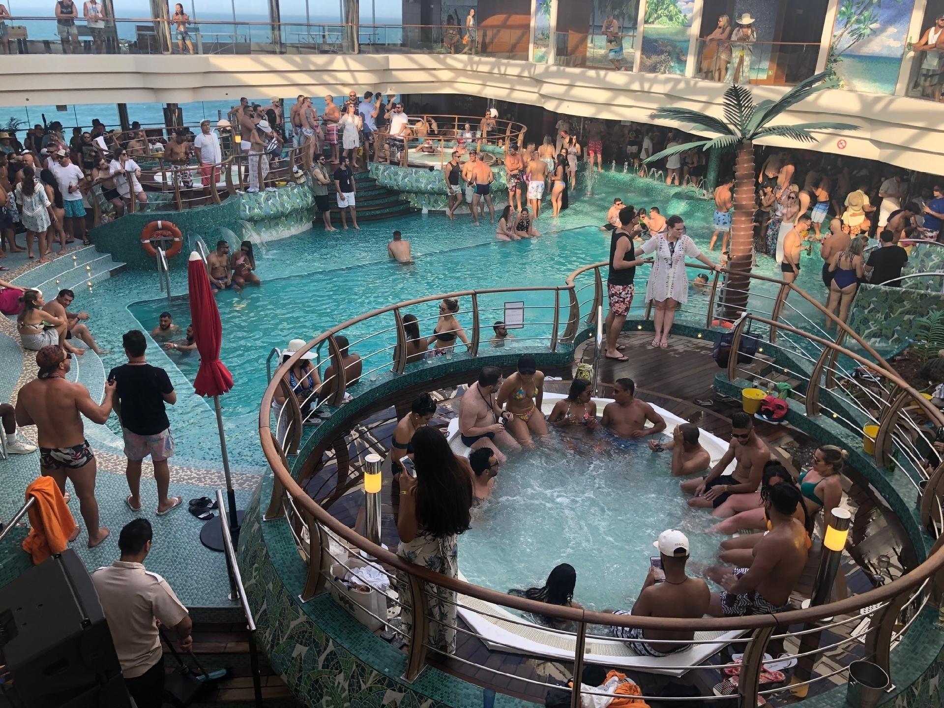 A piscina coberta também foi um dos points do navio temático do Wesley Safadão - Felipe Branco Cruz/UOL