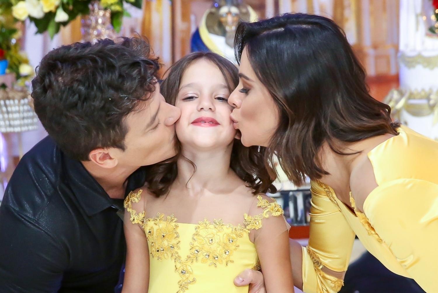 Rodrigo Faro e Vera Viel com a aniversariante Helena. A menina comemorou em um buffet infantil de São Paulo - Manuela Scarpa/Brazil News