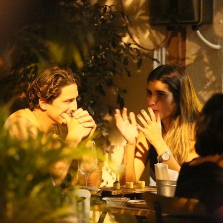 Rômulo Neto e morena conversam em bar no Rio - AgnNews - AgnNews